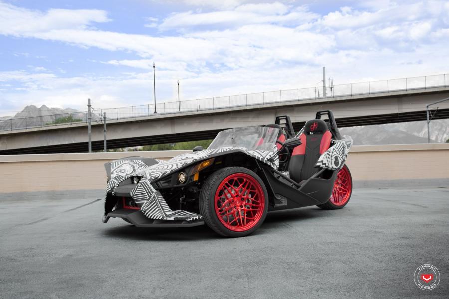  Polaris Slingshot on Vossen Wheels (ML-R3) 2017 года  (фото 22 из 24)